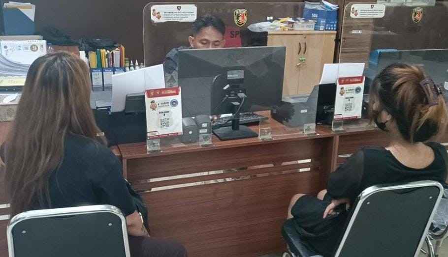Rani menadatangi Polrestabes Palembang guna melaporkan penganiayaan pada dirinya, Selasa (2/7/2024). Foto: Sumselheadline/Ela.