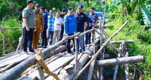 Pj Bupati Muba, Sandi Fahlepi meninjau jembatan penghubung Desa Danau Cala, yang nayris ambruk, Minggu (14/7/2024). Foto: Kominfo Muba.