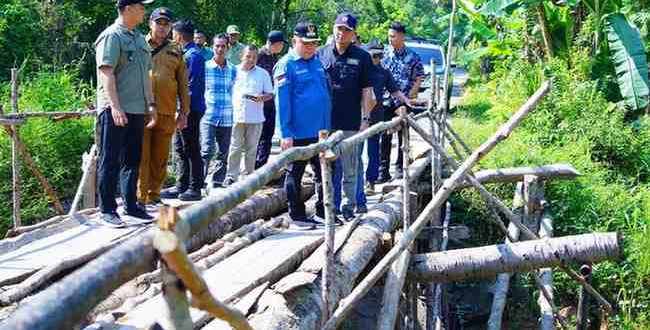 Pj Bupati Muba, Sandi Fahlepi meninjau jembatan penghubung Desa Danau Cala, yang nayris ambruk, Minggu (14/7/2024). Foto: Kominfo Muba.