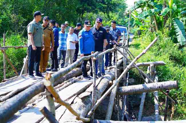 Pj Bupati Muba, Sandi Fahlepi meninjau jembatan penghubung Desa Danau Cala, yang nayris ambruk, Minggu (14/7/2024). Foto: Kominfo Muba.