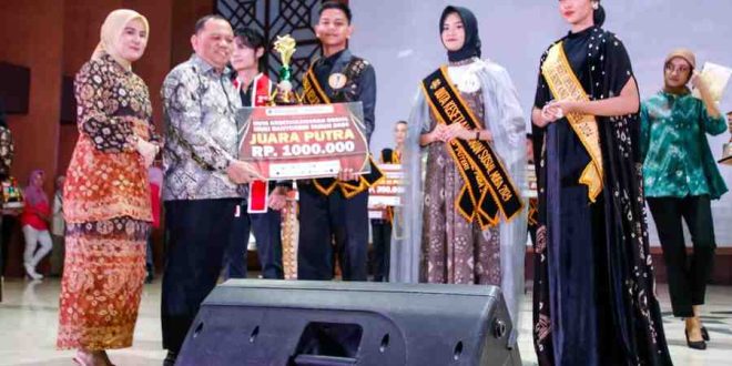 Abid Afizerahman dan Alenzi Fhininca yang terpilih menjadi Duta Kestiakawanan Sosial Muba 2024, Senin (1/7/2024) malam. Foto: Kominfo Muba.