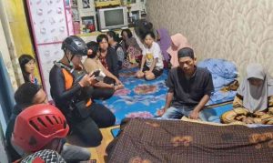 Jenazah Hidayat alias Angga (24) disemayamkan di rumah duka di Lorong Antara RT 31 RW 08 Kelurahan 7 Ulu Kecamatan SU I, Senin (15/7/2024). Foto: Sumselheadline/Ela.