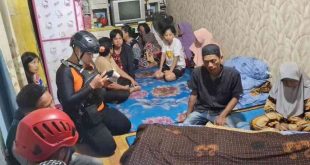 Jenazah Hidayat alias Angga (24) disemayamkan di rumah duka di Lorong Antara RT 31 RW 08 Kelurahan 7 Ulu Kecamatan SU I, Senin (15/7/2024). Foto: Sumselheadline/Ela.