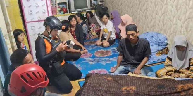 Jenazah Hidayat alias Angga (24) disemayamkan di rumah duka di Lorong Antara RT 31 RW 08 Kelurahan 7 Ulu Kecamatan SU I, Senin (15/7/2024). Foto: Sumselheadline/Ela.