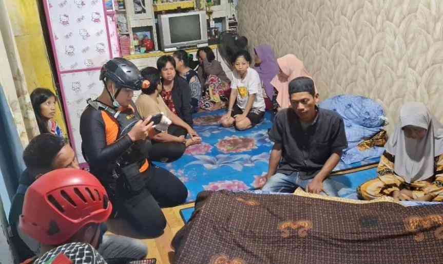 Jenazah Hidayat alias Angga (24) disemayamkan di rumah duka di Lorong Antara RT 31 RW 08 Kelurahan 7 Ulu Kecamatan SU I, Senin (15/7/2024). Foto: Sumselheadline/Ela.