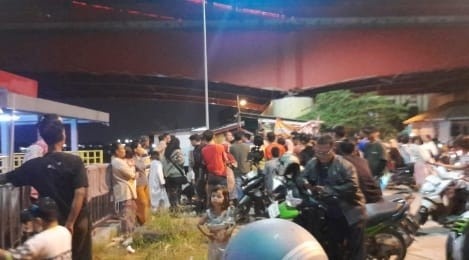 Warga kawasan Ampera heboh dua bocah tenggelam saat mandi, Sabtu (13/7/2024) malam. Foto: Sumselheadline/Ela.