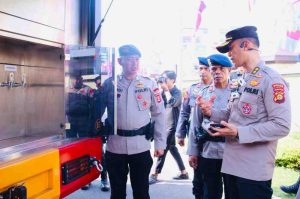 Direktur Samapta Polda Sumsel Kombes Pol Budi Mulyanto Sik MH yang melihat kesiapan dalam penanganan karhutla di halaman Mapolda Sumsel, Rabu (17/7/2024). Foto: Sumselheadline/Ela.