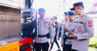 Direktur Samapta Polda Sumsel Kombes Pol Budi Mulyanto Sik MH yang melihat kesiapan dalam penanganan karhutla di halaman Mapolda Sumsel, Rabu (17/7/2024). Foto: Sumselheadline/Ela.