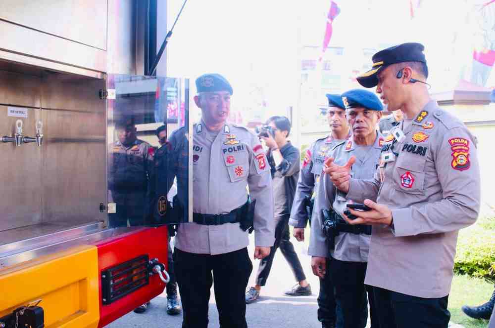 Direktur Samapta Polda Sumsel Kombes Pol Budi Mulyanto Sik MH yang melihat kesiapan dalam penanganan karhutla di halaman Mapolda Sumsel, Rabu (17/7/2024). Foto: Sumselheadline/Ela.