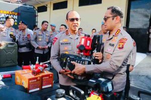 Kapolda Sumsel Irjen A Rachmad Wibowo memeriksa peralatan pemadaman Karhutlah, Rabu (24/7/2024). Foto: Sumselheadline/Ela.