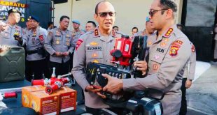 Kapolda Sumsel Irjen A Rachmad Wibowo memeriksa peralatan pemadaman Karhutlah, Rabu (24/7/2024). Foto: Sumselheadline/Ela.