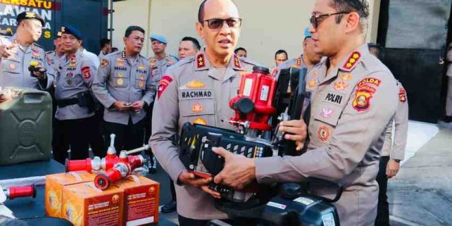 Kapolda Sumsel Irjen A Rachmad Wibowo memeriksa peralatan pemadaman Karhutlah, Rabu (24/7/2024). Foto: Sumselheadline/Ela.
