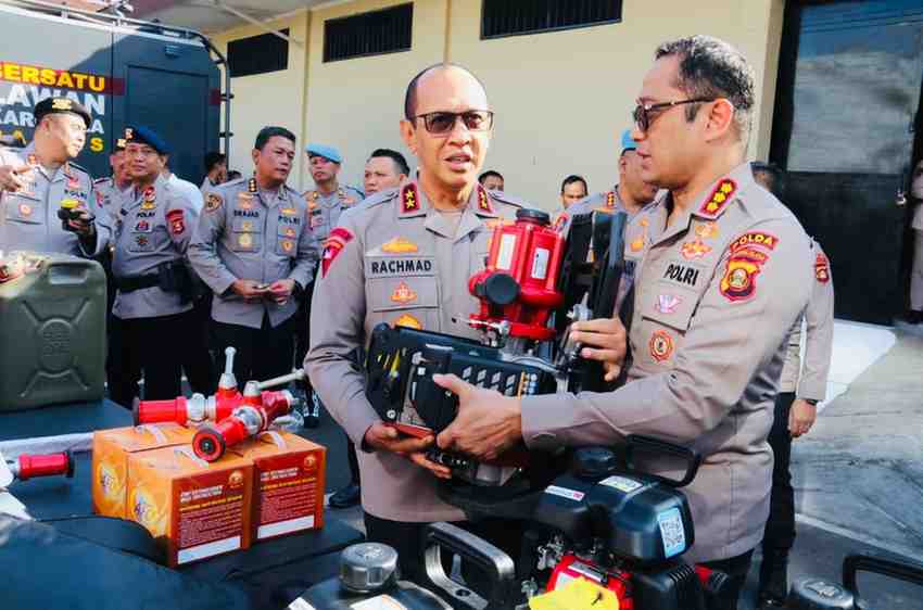 Kapolda Sumsel Irjen A Rachmad Wibowo memeriksa peralatan pemadaman Karhutlah, Rabu (24/7/2024). Foto: Sumselheadline/Ela.