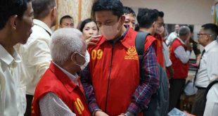 Para tersangka kasus izin tambang batubara di Lahat, yang ditahan pihak Kejati Sumsel, Senin (22/7/2024). Foto: Sumselheadline/Ela.