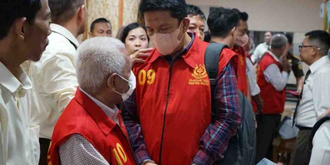 Para tersangka kasus izin tambang batubara di Lahat, yang ditahan pihak Kejati Sumsel, Senin (22/7/2024). Foto: Sumselheadline/Ela.
