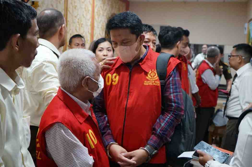 Para tersangka kasus izin tambang batubara di Lahat, yang ditahan pihak Kejati Sumsel, Senin (22/7/2024). Foto: Sumselheadline/Ela.