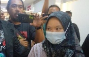 Heni Puspita saat menuju ruang pemeriksaan Polrestabes Palembang. Foto: Sumselheadline/Ela.