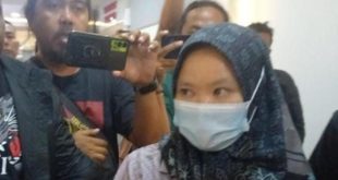 Heni Puspita saat menuju ruang pemeriksaan Polrestabes Palembang. Foto: Sumselheadline/Ela.