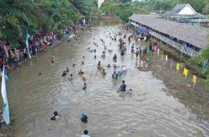 Ratusan warga bekarang bersama di Embung Senja Kecamatan Babat Supat, Musi Banyuasin, Sabtu (13/7/2024). Foto: Kominfo Muba.