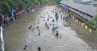 Ratusan warga bekarang bersama di Embung Senja Kecamatan Babat Supat, Musi Banyuasin, Sabtu (13/7/2024). Foto: Kominfo Muba.