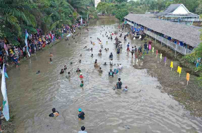 Ratusan warga bekarang bersama di Embung Senja Kecamatan Babat Supat, Musi Banyuasin, Sabtu (13/7/2024). Foto: Kominfo Muba.