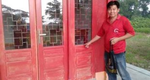 Warga menunjukkan tempat pencurian tempat dupa seharga Rp 50 juta,. Minggu (7/7/2024). Foto: Sumselheadline/Ela.