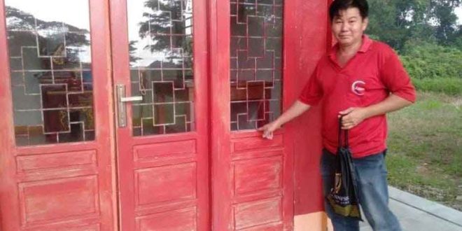 Warga menunjukkan tempat pencurian tempat dupa seharga Rp 50 juta,. Minggu (7/7/2024). Foto: Sumselheadline/Ela.