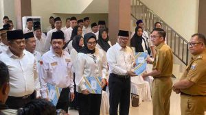 Sekda Palembang, Ratu Dewa melantik para Ketua RT dan RW kecamatan Jakabaring, Selasa (23/7/2024). Foto: Kominfo Palembang.
