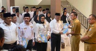 Sekda Palembang, Ratu Dewa melantik para Ketua RT dan RW kecamatan Jakabaring, Selasa (23/7/2024). Foto: Kominfo Palembang.
