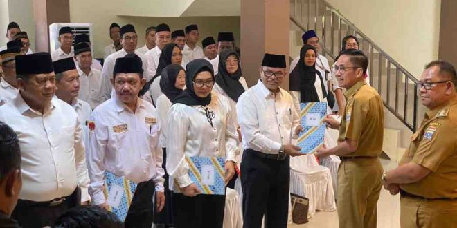 Sekda Palembang, Ratu Dewa melantik para Ketua RT dan RW kecamatan Jakabaring, Selasa (23/7/2024). Foto: Kominfo Palembang.