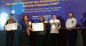 Herryandi Sinulingga AP, Kadis Kominfo Muba, menerima penghargaan dari TVRI Sumsel, berita Mitra Sebagai Mitra Terbaik Kerjasama PNBP 2024, Senin (22/7/2024). Foto: Kominfo Muba.