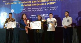 Herryandi Sinulingga AP, Kadis Kominfo Muba, menerima penghargaan dari TVRI Sumsel, berita Mitra Sebagai Mitra Terbaik Kerjasama PNBP 2024, Senin (22/7/2024). Foto: Kominfo Muba.
