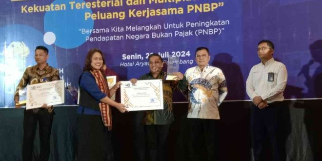Herryandi Sinulingga AP, Kadis Kominfo Muba, menerima penghargaan dari TVRI Sumsel, berita Mitra Sebagai Mitra Terbaik Kerjasama PNBP 2024, Senin (22/7/2024). Foto: Kominfo Muba.