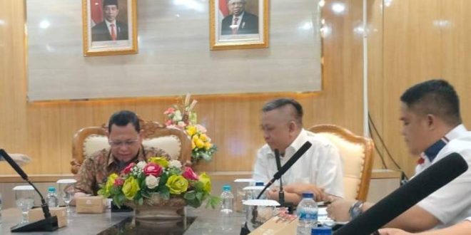 Ketua KONI Palembang, Anton Nurdin berbincang serius dengan Pj Walikota Palembang, A Damenta, Kamis (25/7/2024). Foto: Kominfo Palembang.