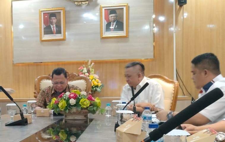 Ketua KONI Palembang, Anton Nurdin berbincang serius dengan Pj Walikota Palembang, A Damenta, Kamis (25/7/2024). Foto: Kominfo Palembang.