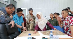 Tim pusat preservasi dan ahlih media Perpustakaan Nasional menyerahkan kembali naskah kuno yang berhasil diterjemahkan di Dinas Pariwisata Kebudayaan Palembang, Kamis (25/7/2024). Foto: Kominfo Palembang. Palembang