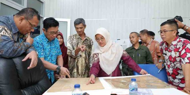 Tim pusat preservasi dan ahlih media Perpustakaan Nasional menyerahkan kembali naskah kuno yang berhasil diterjemahkan di Dinas Pariwisata Kebudayaan Palembang, Kamis (25/7/2024). Foto: Kominfo Palembang. Palembang