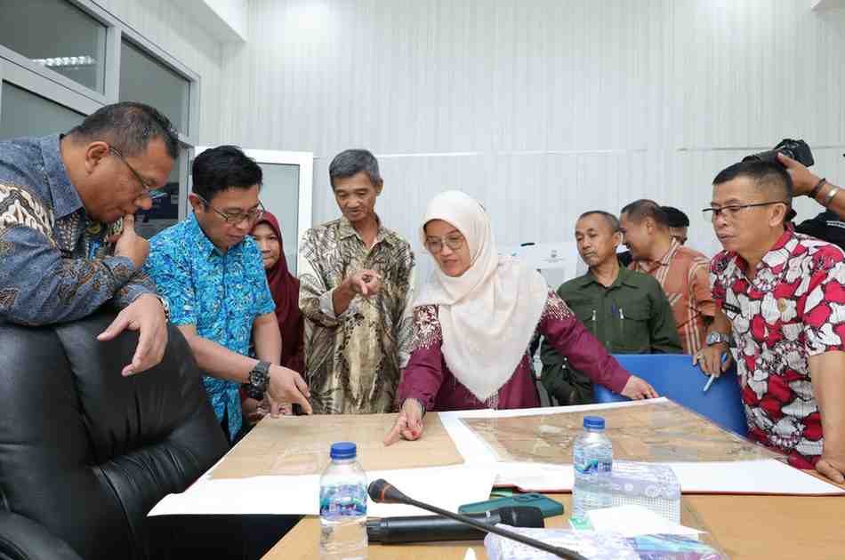 Tim pusat preservasi dan ahlih media Perpustakaan Nasional menyerahkan kembali naskah kuno yang berhasil diterjemahkan di Dinas Pariwisata Kebudayaan Palembang, Kamis (25/7/2024). Foto: Kominfo Palembang. Palembang