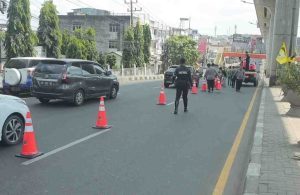 Aparat yang mulai memasang rambu lalu lintas, untuk melakukan ujicoba contraflow di kawasan Km5 Palembang, Minggu (21/7/2024). Foto: Sumselheadline/Pitria.