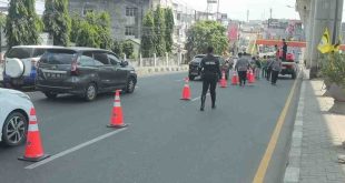 Aparat yang mulai memasang rambu lalu lintas, untuk melakukan ujicoba contraflow di kawasan Km5 Palembang, Minggu (21/7/2024). Foto: Sumselheadline/Pitria.