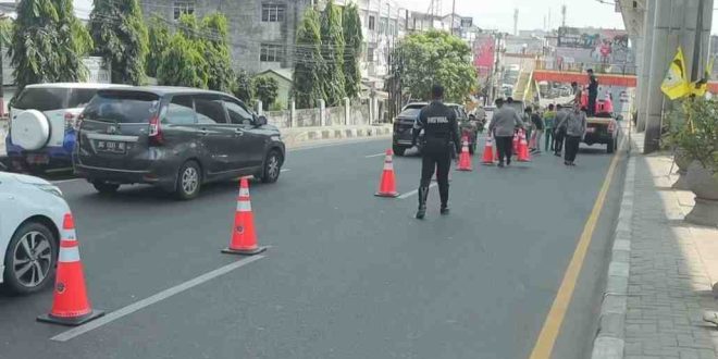 Aparat yang mulai memasang rambu lalu lintas, untuk melakukan ujicoba contraflow di kawasan Km5 Palembang, Minggu (21/7/2024). Foto: Sumselheadline/Pitria.