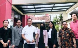 Kuasa hukum korban dan tim, Redho Junaidi SH (baju putih). Foto: Sumselheadline/Ela.
