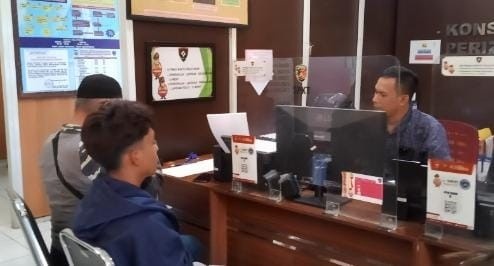 Ketua Yayasan Masjid Kiai Muara Ogan Dedi Hambali melaporkan masjidnya dibobol maling ke Polrestabes Palembang. Foto: Sumselheadline/Ela.