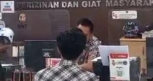 Ari melaporkan kasus penipuan lewat medsos ke Polrestabes Palembang, Kamis (11/7/2024). Foto: Sumselheadine/Ela.