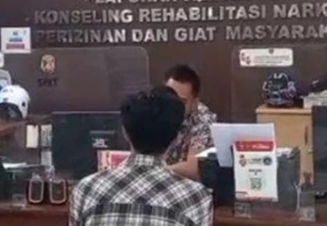 Ari melaporkan kasus penipuan lewat medsos ke Polrestabes Palembang, Kamis (11/7/2024). Foto: Sumselheadine/Ela.