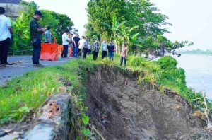 Pj Bupati Muba, Sani Fahlepi didampingi Kepala Dinas PU PR Muba Alva Elan, serta perangkat daerah mengecek lokasi tanah longsor di Jalan Merdeka Kampung Ogan Kelurahan Balai Agung Kecamatan Sekayu, Sabtu (13/7/2024). Foto: Kominfo Muba.