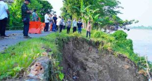 Pj Bupati Muba, Sani Fahlepi didampingi Kepala Dinas PU PR Muba Alva Elan, serta perangkat daerah mengecek lokasi tanah longsor di Jalan Merdeka Kampung Ogan Kelurahan Balai Agung Kecamatan Sekayu, Sabtu (13/7/2024). Foto: Kominfo Muba.