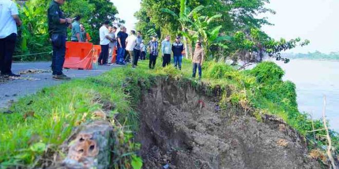 Pj Bupati Muba, Sani Fahlepi didampingi Kepala Dinas PU PR Muba Alva Elan, serta perangkat daerah mengecek lokasi tanah longsor di Jalan Merdeka Kampung Ogan Kelurahan Balai Agung Kecamatan Sekayu, Sabtu (13/7/2024). Foto: Kominfo Muba.