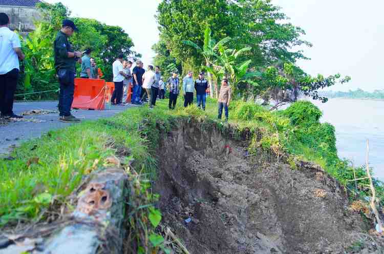 Pj Bupati Muba, Sani Fahlepi didampingi Kepala Dinas PU PR Muba Alva Elan, serta perangkat daerah mengecek lokasi tanah longsor di Jalan Merdeka Kampung Ogan Kelurahan Balai Agung Kecamatan Sekayu, Sabtu (13/7/2024). Foto: Kominfo Muba.