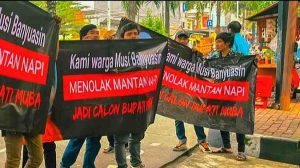 Sejumlah warga asal Muba melakukan aksi di depan DPP Gerindra, Jakarta, menuntut komitman Prabowo tak mencalonkan kepala daerah dari mantan koruptor, Rabu (10/7/2024). Foto: IST/Dok FMPB)